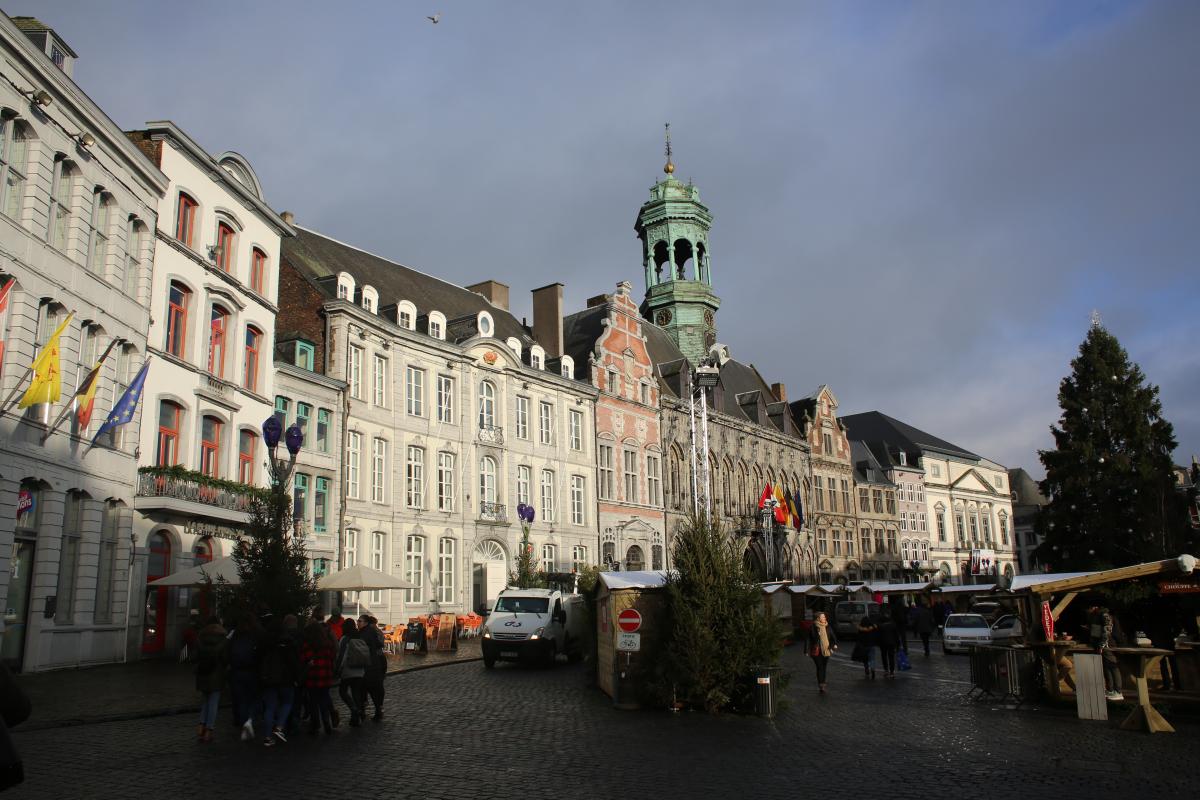 La Grand Place de Mons, elle aussi, compte de nombreuses façades rénovées avec l'aide du FEDER.