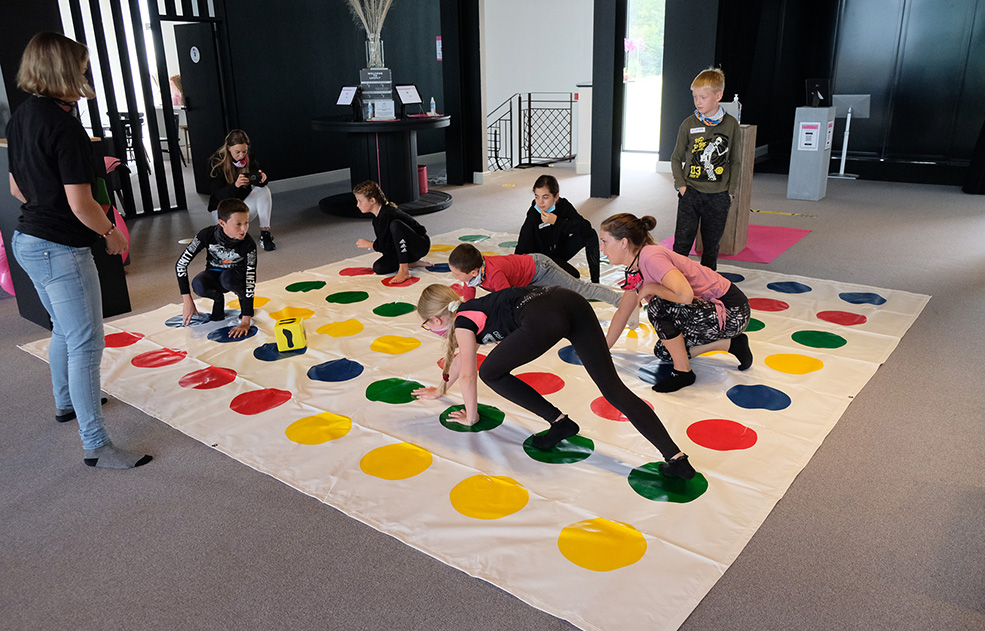 Groupe de personnes jouant à Twister